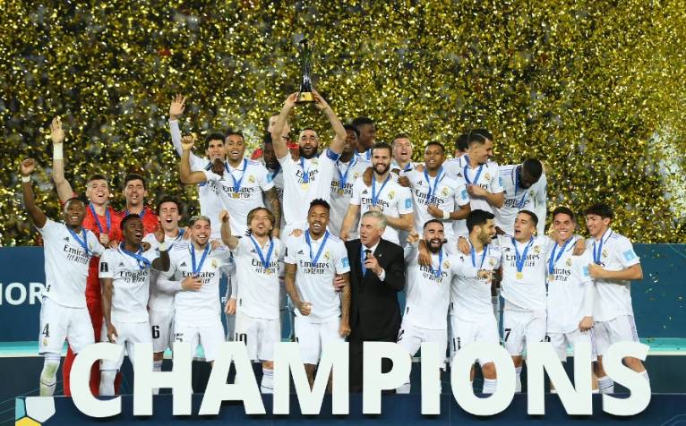 欧文突破防守助攻制胜（欧文突破重围送出致胜助攻）