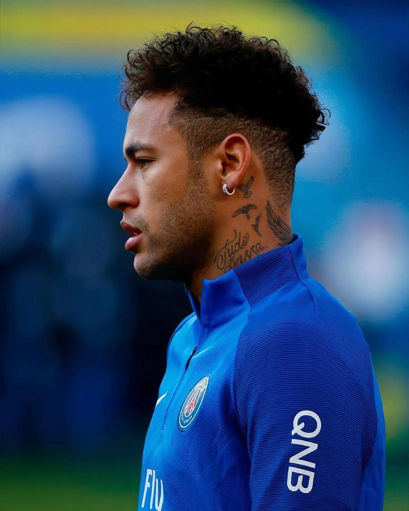 梅州客家因财务危机降级，未能延续奇迹，暴露中国足球现实困境。（财务危机致梅州客家降级，奇迹难续，折射中国足球困局）