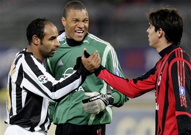 加比亚抱怨对手拖延时间，主裁：补时给了，你们想要15分钟吗（加比亚指责对手拖延，主裁回怼：补时已给，还想要15分钟？）