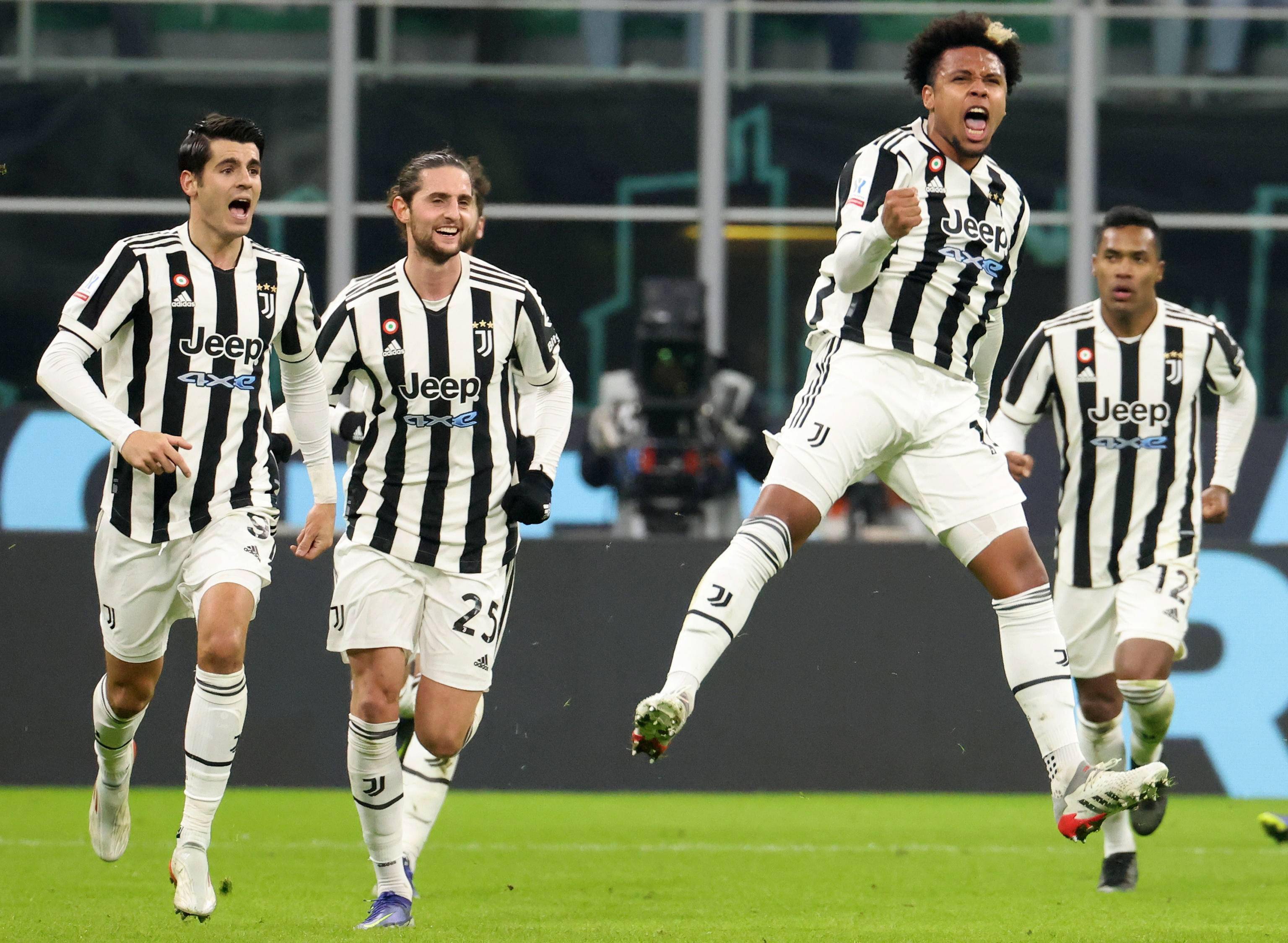 足坛悲喜夜！国米遇争议点球绝杀 拜仁巴萨皆逆转 切尔西又翻车（足坛冰火夜！国米遭争议点球压哨绝杀，拜仁巴萨双双逆转，切尔西再度翻车）