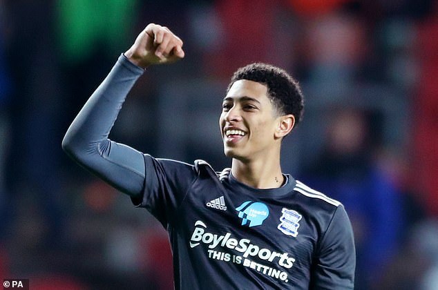 托尼：前锋不应在无意义的跑动上浪费精力，而是更专注于进球（托尼：前锋应减少无谓跑动，把精力用于进球）