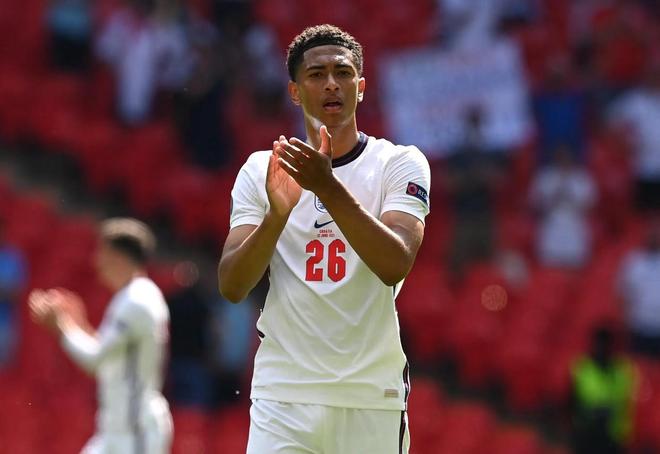 效率恐怖！亚历山大场均34分钟得到33分，仅1.7次失误（效率惊人！亚历山大34分钟轰下33分，场均仅1.7次失误）