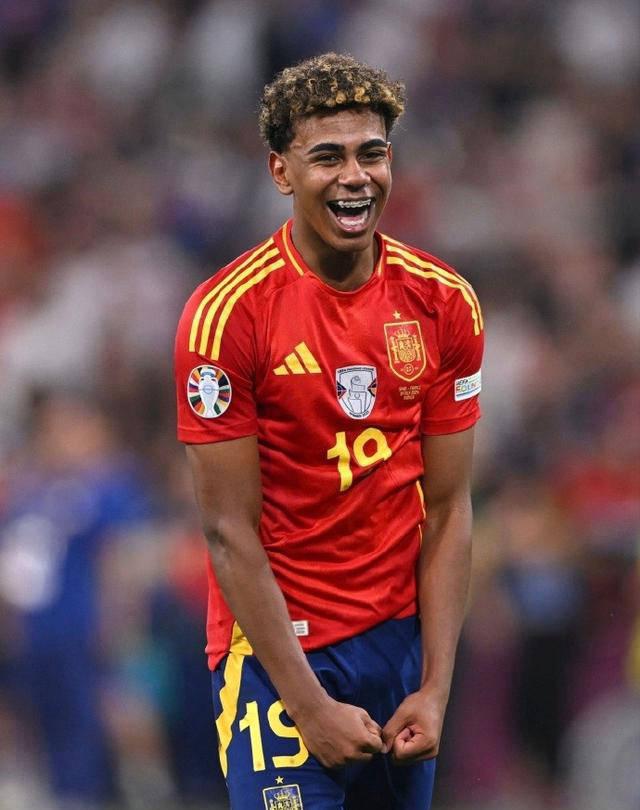 霍伊伦：我喜欢压迫和背对球门；进球美妙但功劳要和球队分享