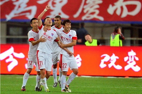 卡马文加在圣马梅斯的光芒与遗憾：进球后遭遇伤病打击（圣马梅斯之夜的喜与痛：卡马文加破门后不幸伤退）