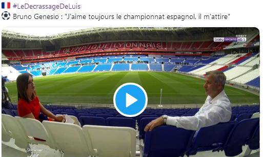 残特奥会选手与领跑员携手冲线夺冠（残特奥会选手与领跑员并肩冲线夺魁）