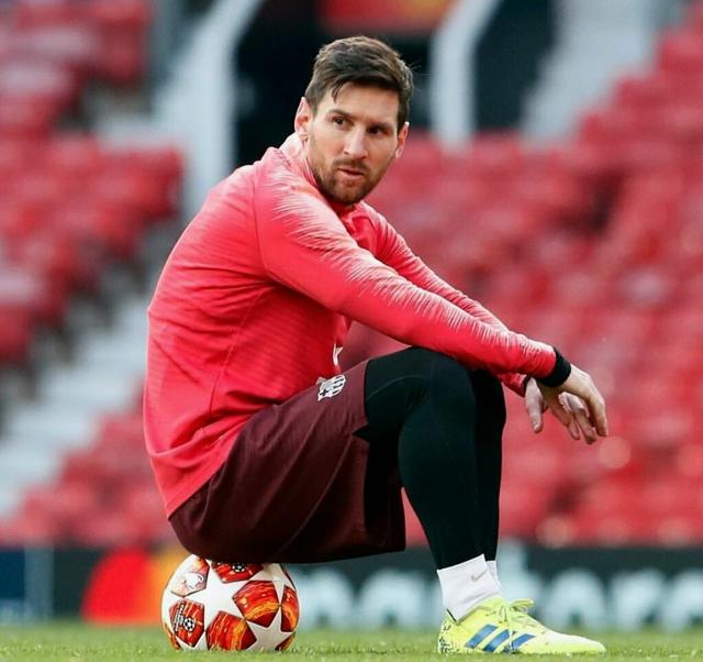 重庆球迷邀请“铁帅”李章洙吃火锅：李章洙很喜欢重庆的麻辣