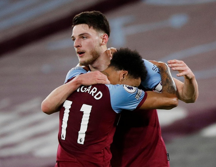 庆祝进球的时候拉着你自拍的是谁？福登：不认识，随便找的人（进球庆祝时把你拽来自拍的是谁？福登：不认识，临时随便找的）