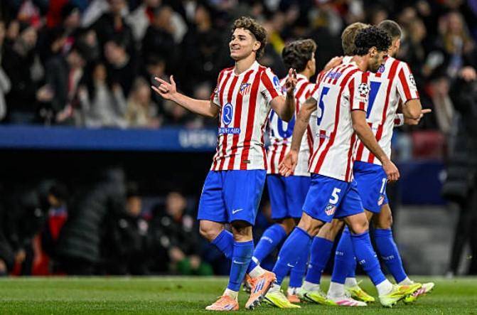 阿根廷国家队抵达安哥拉，大批球迷等候并高呼梅西名字（阿根廷国家队飞抵安哥拉，众多球迷迎候高喊梅西）