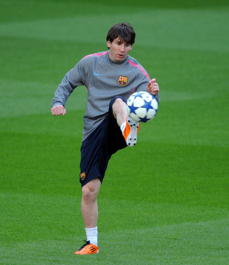 阿根廷国家队抵达安哥拉，大批球迷等候并高呼梅西名字