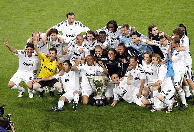 他抬头看了一眼记分牌，笑了（目光掠过记分牌，他笑了）