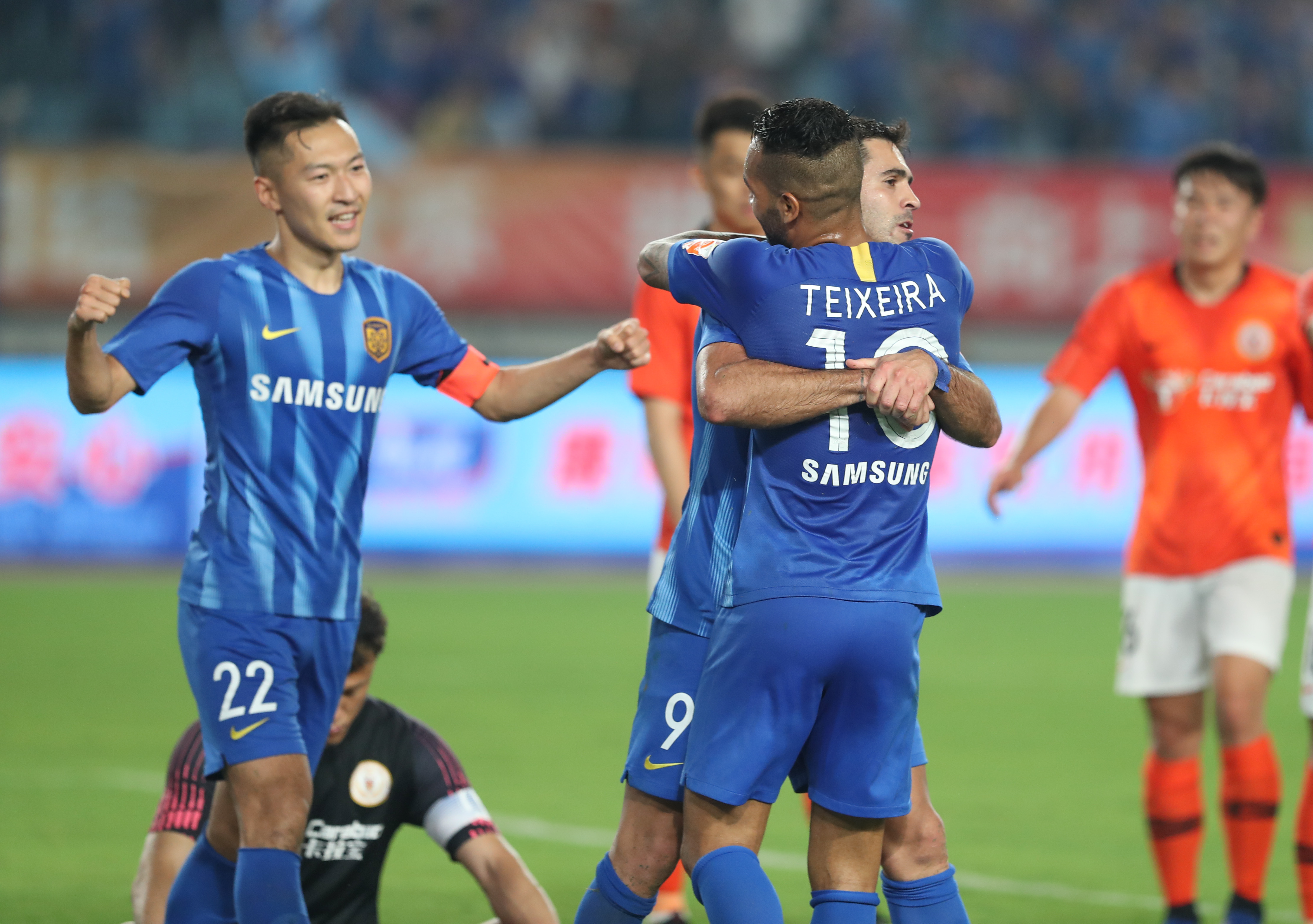 小贝：我希望梅西退役后住在迈阿密，但他说只想住诺坎普附近（贝克汉姆：盼梅西退役后定居迈阿密，但他称只愿住在诺坎普附近）