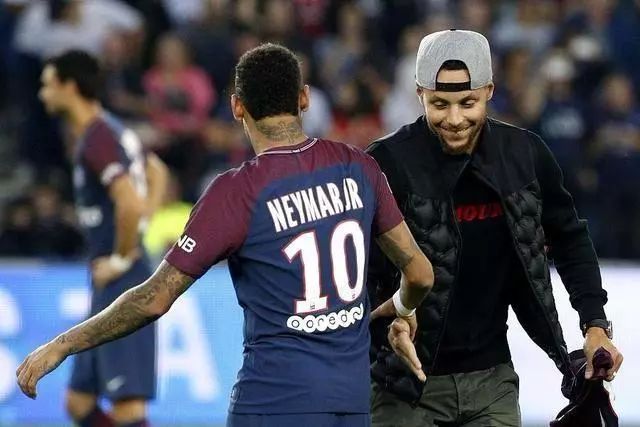 足协主席宋凯现身成都，徐正源、韦世豪、胡荷韬在酒店迎接（足协主席宋凯抵达成都，徐正源、韦世豪、胡荷韬在酒店迎接）